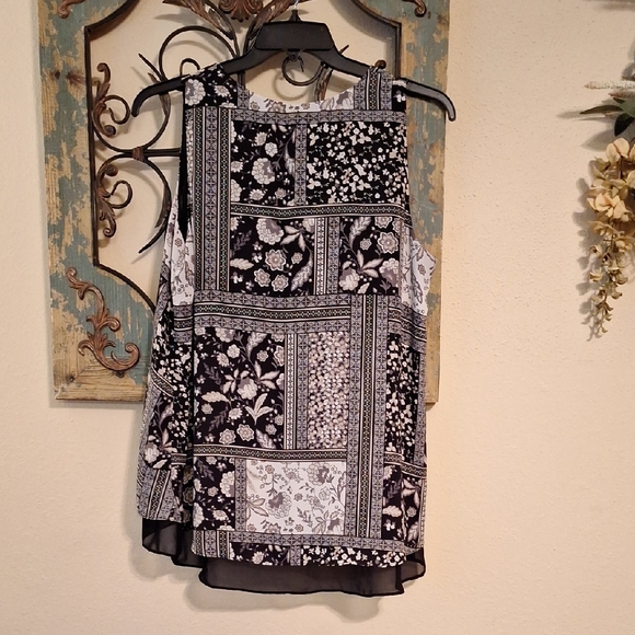 Black and White Sleeveless Asymmetrical Tank Top. Size LARGE - Picture 5 of 6